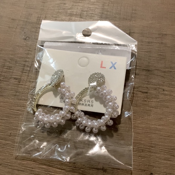 Pearl Hoops ✨NWT✨ - Picture 7 of 7